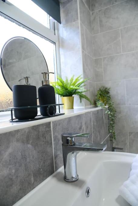 Apartament Delightful 2 Bed Town Centre House, Sleeps 4 Barnsley Zewnętrze zdjęcie