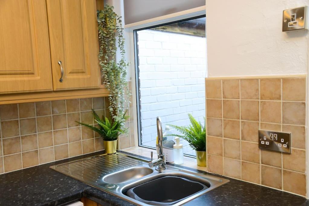 Apartament Delightful 2 Bed Town Centre House, Sleeps 4 Barnsley Zewnętrze zdjęcie